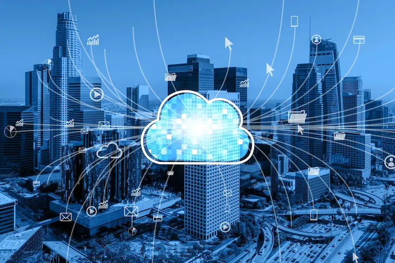 Vista de uma cidade moderna com uma sobreposição gráfica de dados e conexões, representando tecnologia e 'smart city'.